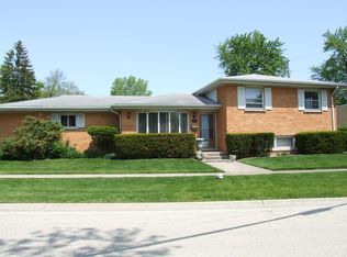 825 Laramie Ave, Glenview, IL 60025