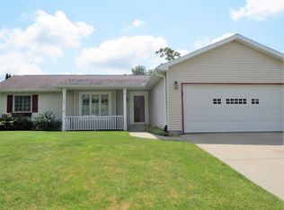 436 Countryside Ln, Dixon, IL 61021