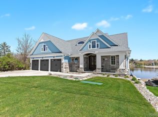 7022 Driftwood Dr, Fenton, MI 48430