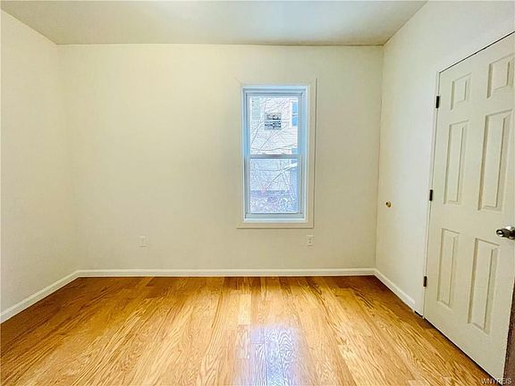 5th image of 318 Sobieski St