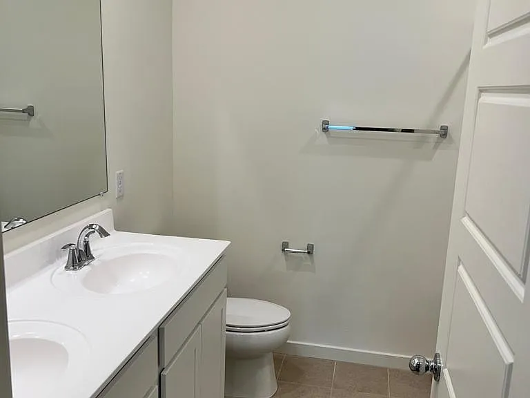 2280 W Laurie Ln — Photo 3
