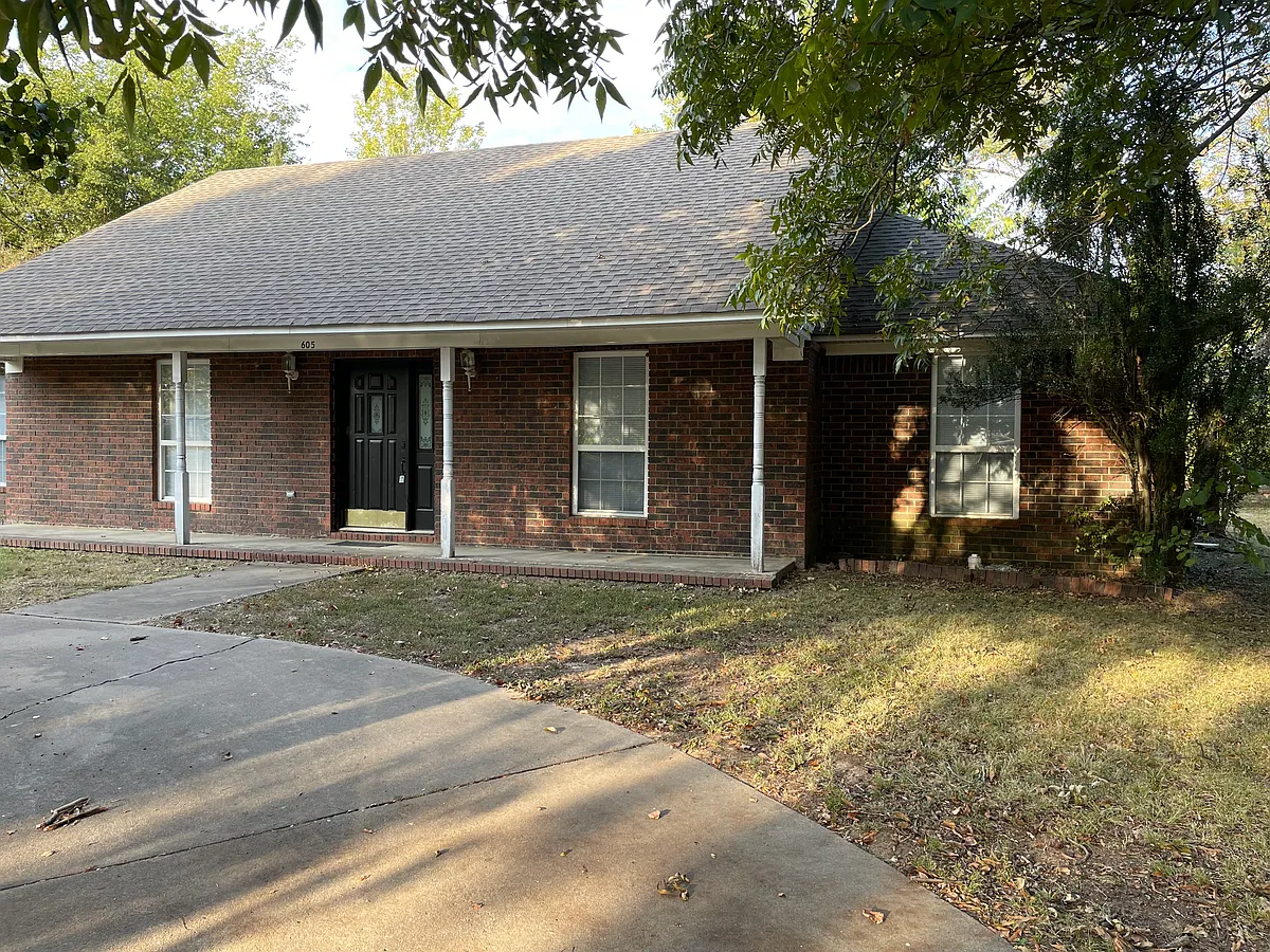 Building Photo - 605 Farris Rd