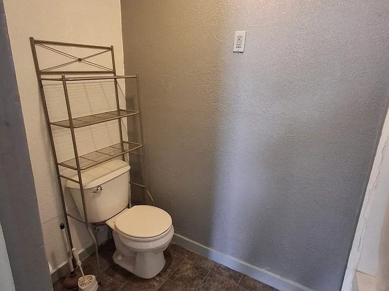 1558 N Main St — Photo 3