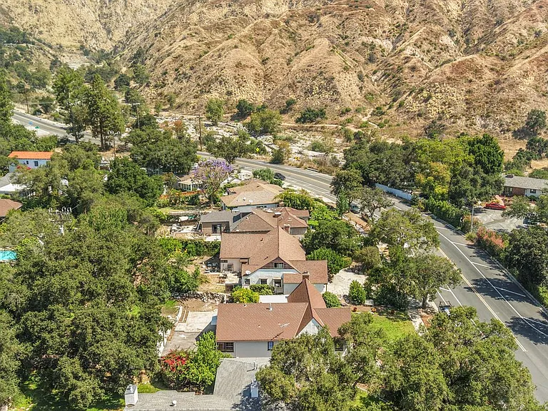 2151 N Altadena Dr — Photo 30