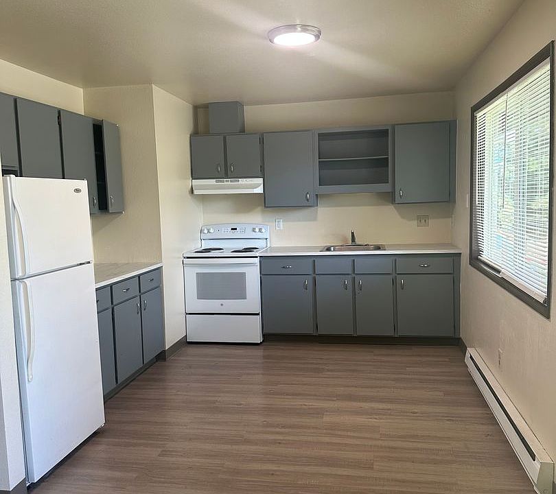 1st image of 1695 Oak St #44