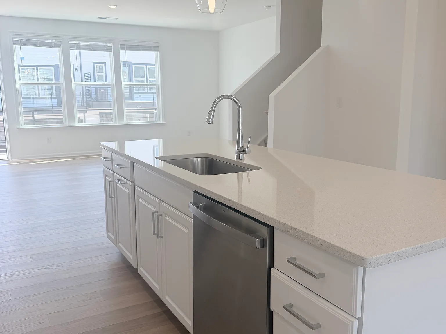 4 bed, 3.5 bath, 1964 sqft, $2,499 — Photo 4