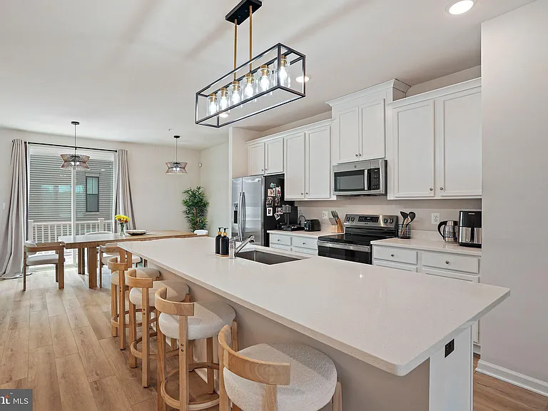 3443 Carnaby St — Photo 11