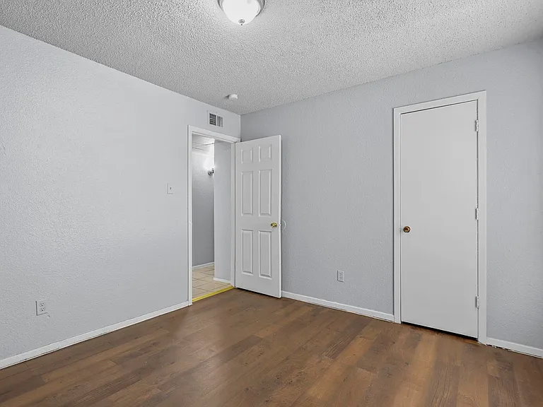 302 N Race St — Photo 14