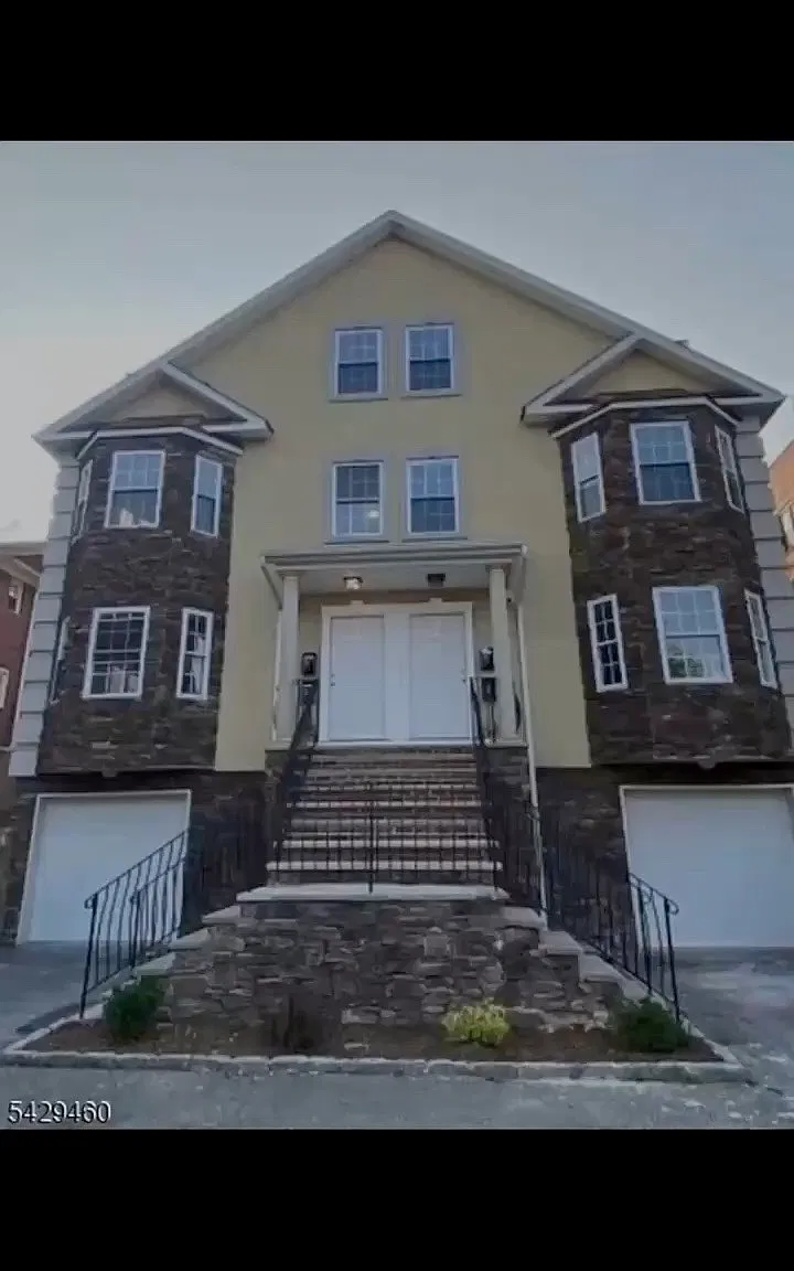 212 N Walnut St — Photo 1