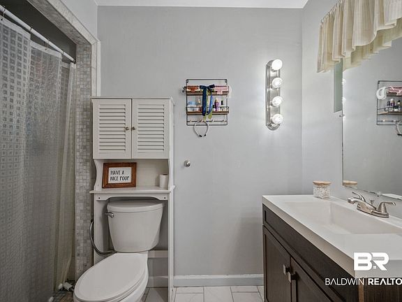 4th image of 28 Bayou Oaks Dr N