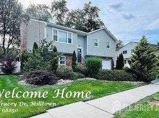 6 Tracey Dr, Milltown, NJ 08850