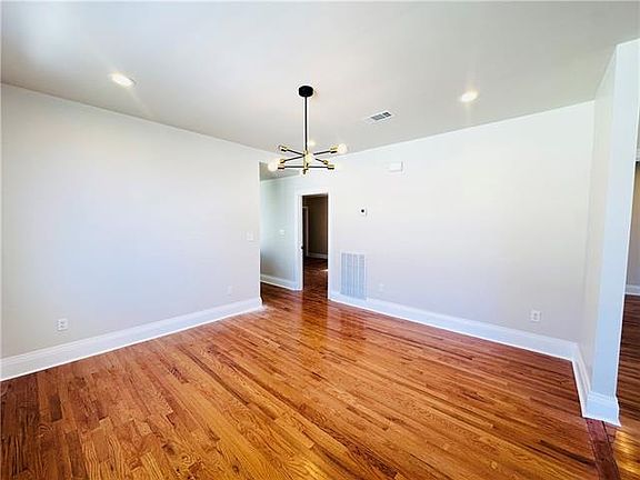 4th image of 914 N Broad St