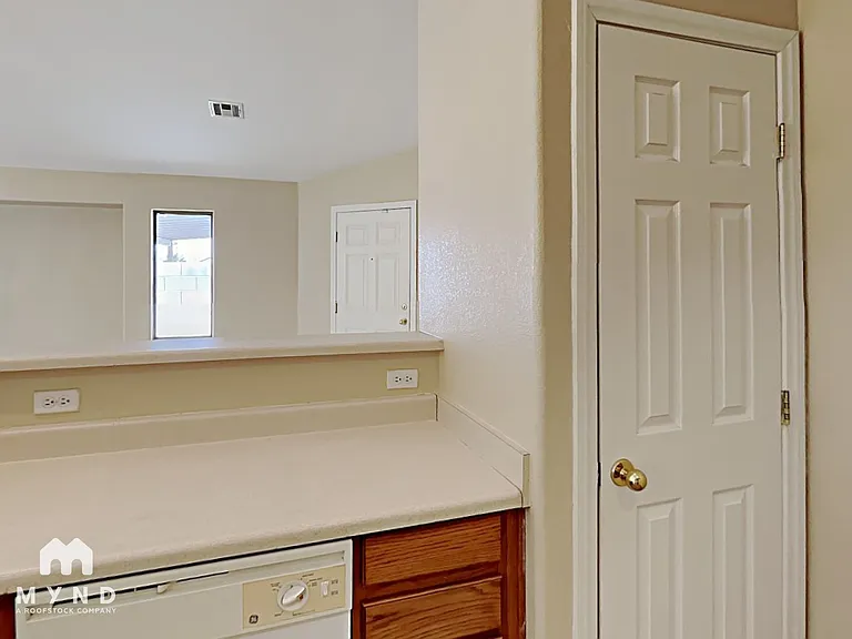 6375 Strongbow Dr — Photo 17