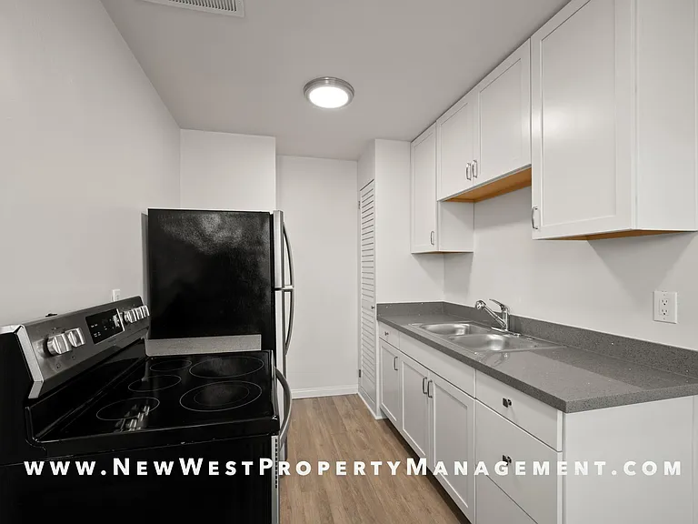 559 22nd St #1/2 — Photo 11