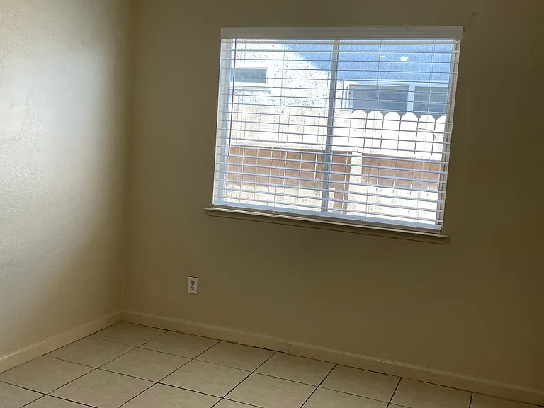 2041 Thompson Ave — Photo 15