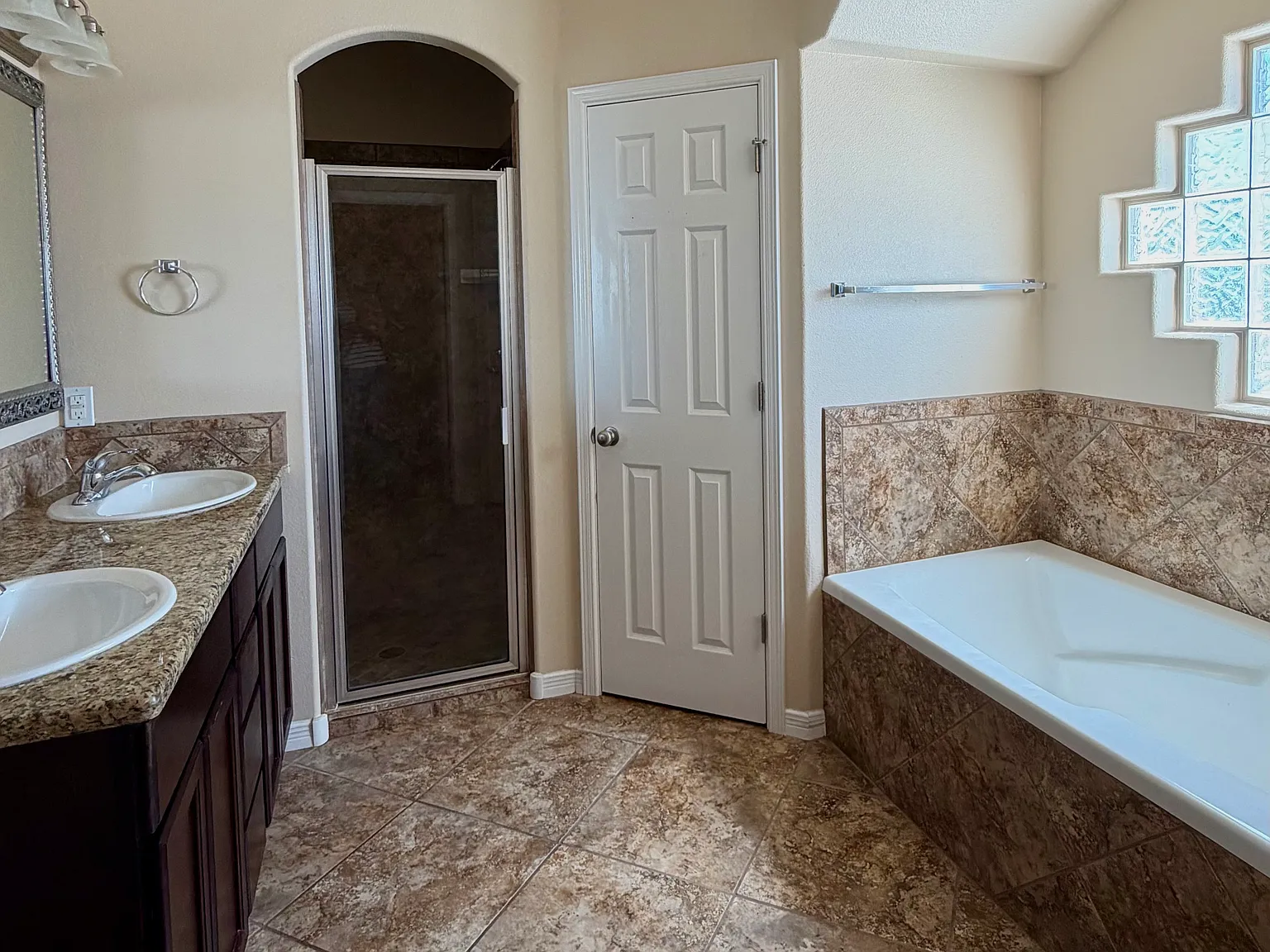 3 bed, 1928 sqft, $1,950 — Photo 4