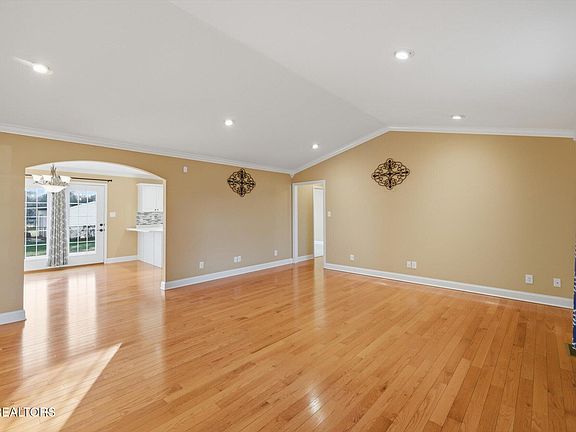 3rd image of 108 Oakwood Dr