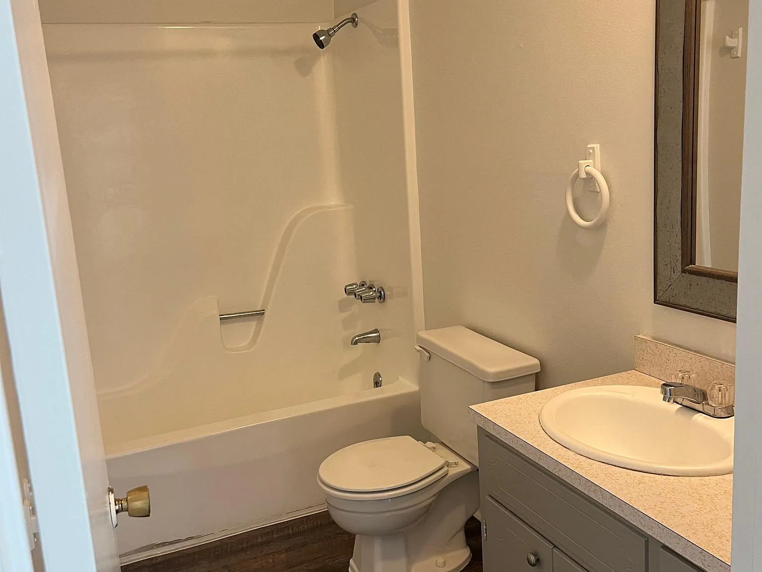 2 bed, 1000 sqft, $1,100 — Photo 4