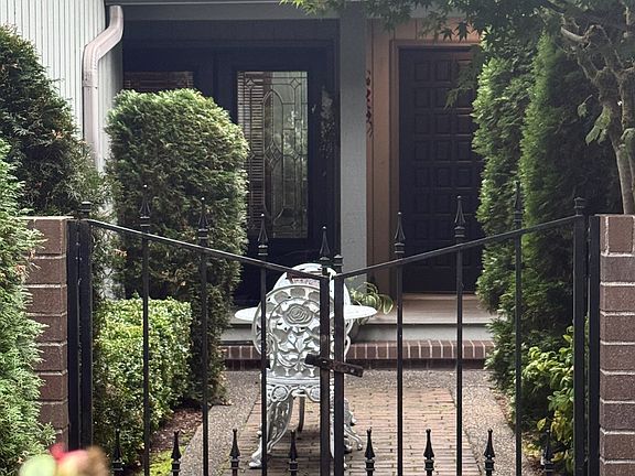 5th image of 909 30th St NW