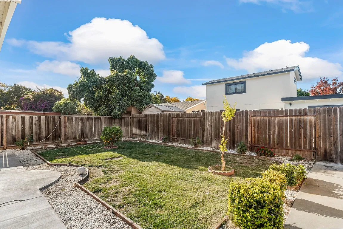 Studio, 350 sqft, $2,400 — Photo 4