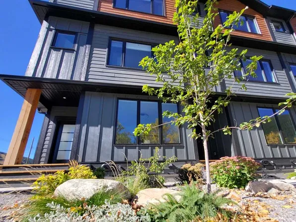 2102 E 131st St #2, Blairmore, AB T0K 0E0