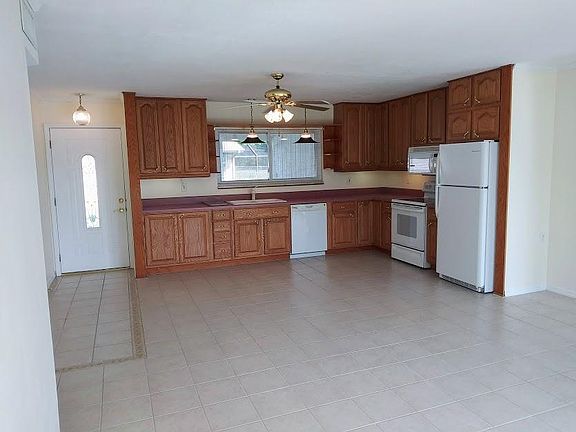 3rd image of 5752 Espanola Ave