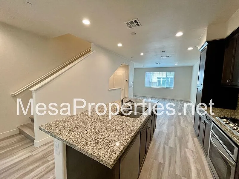 2 bed, 2.5 bath, 1295 sqft, $3,095 — Photo 4