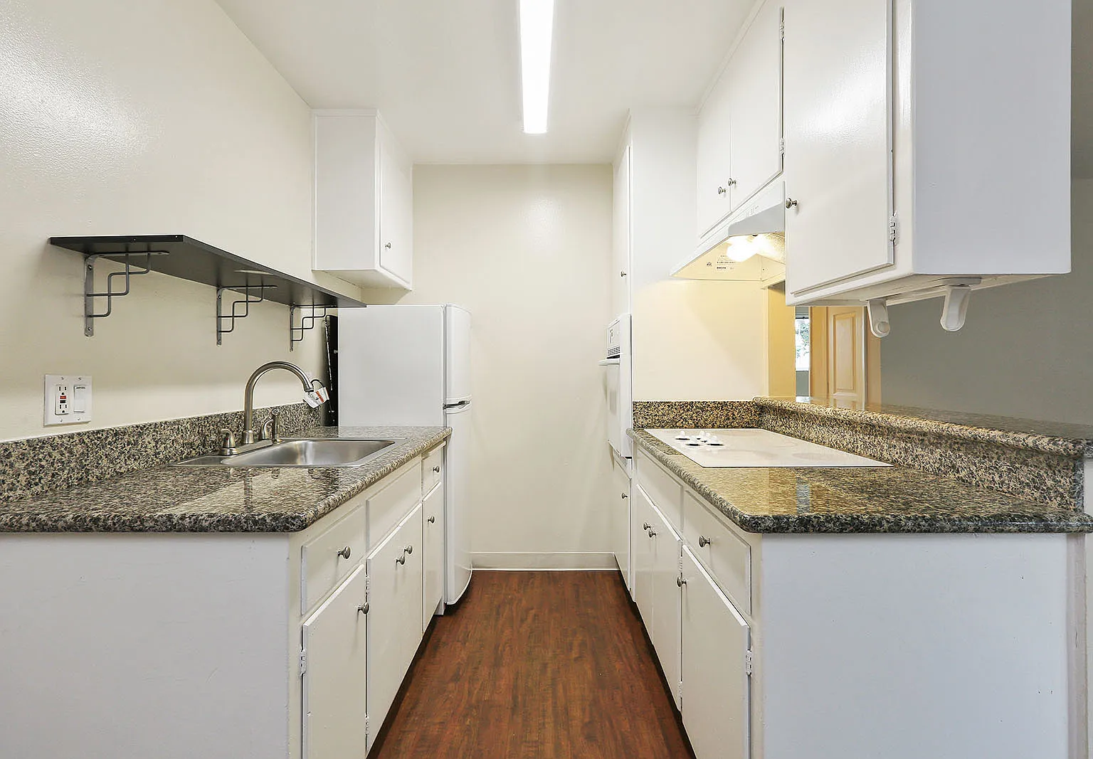 Central and Grand Apartments — Photo 3
