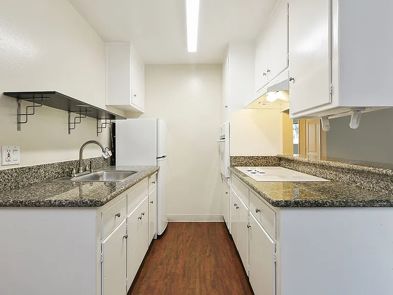 Central and Grand Apartments — Photo 3