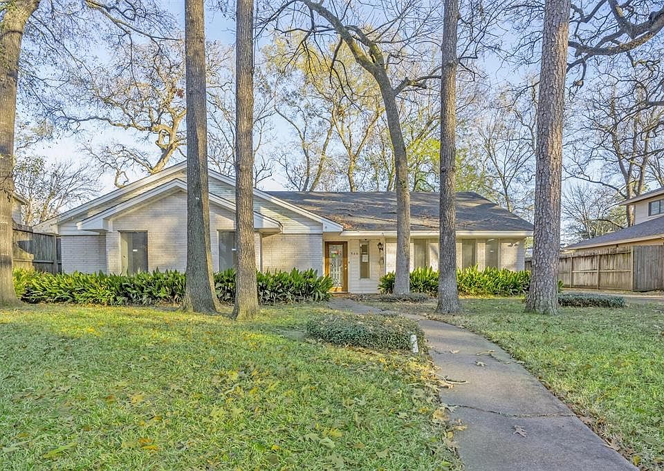 1st image of 906 Autumn Oaks Dr