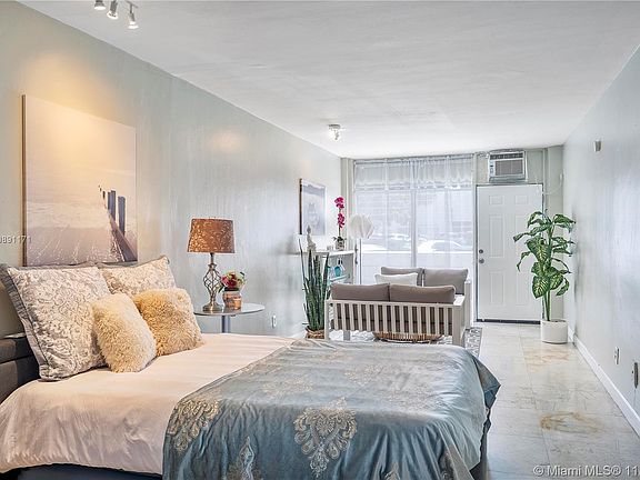 4th image of 1685 Jefferson Ave APT 4