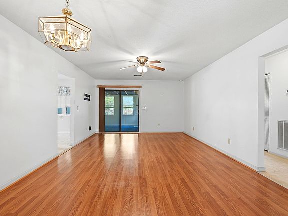 3rd image of 129 Hickory Dr.