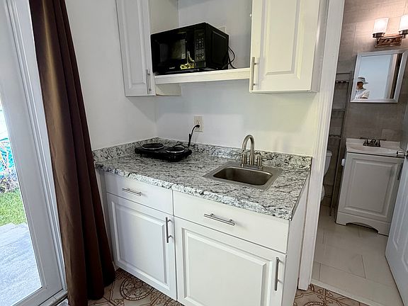 4th image of 11134 SW 6th St #M
