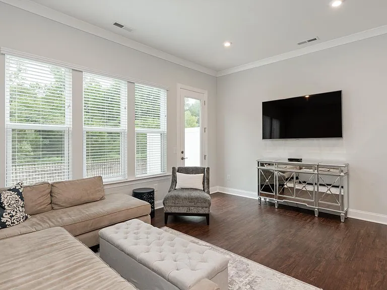 147 Heathbrook Ln — Photo 9