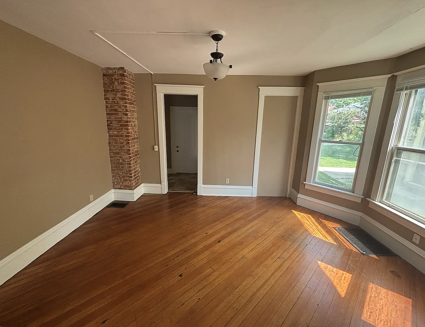 Available August 1st, 5 bedroom, 2 bathroom, Off Street Parking Included! — Photo 4