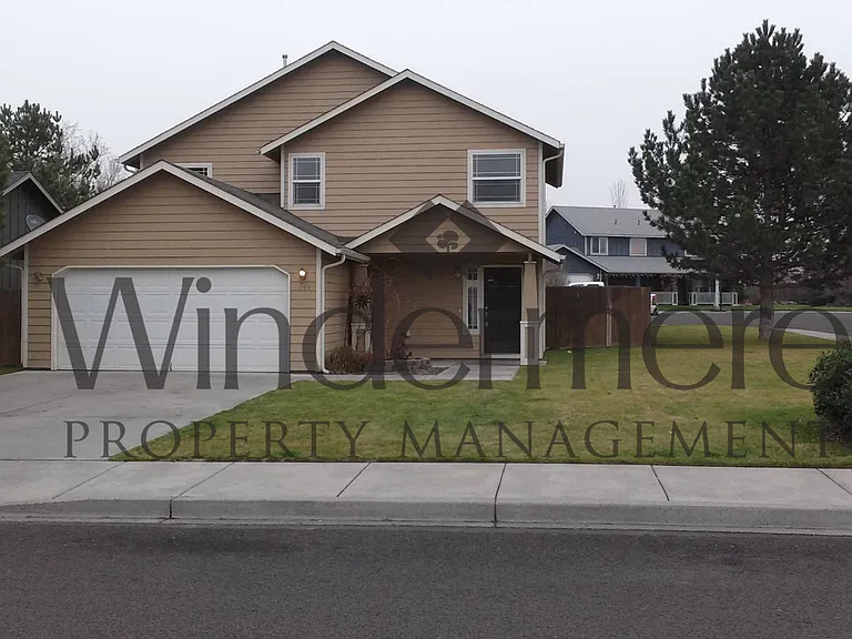 1243 SE Newgate Dr — Photo 2
