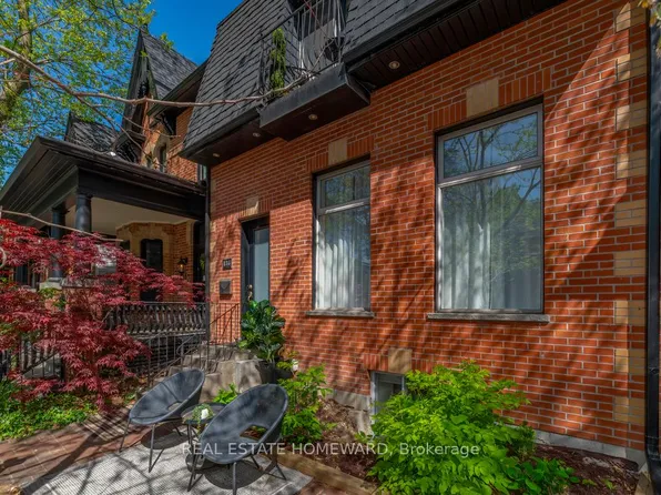 136 Spruce St, Toronto, ON M5A 2J5