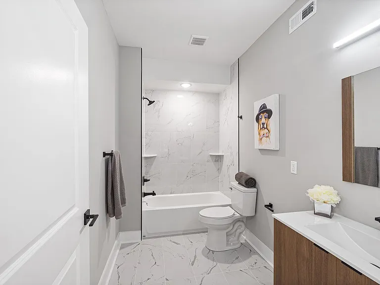 Gorgeous New Diamond St Construction Boasting Luxury Finishes — Photo 44