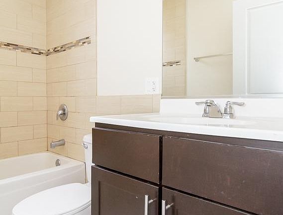 5th image of 859 W Cornelia Ave #3M