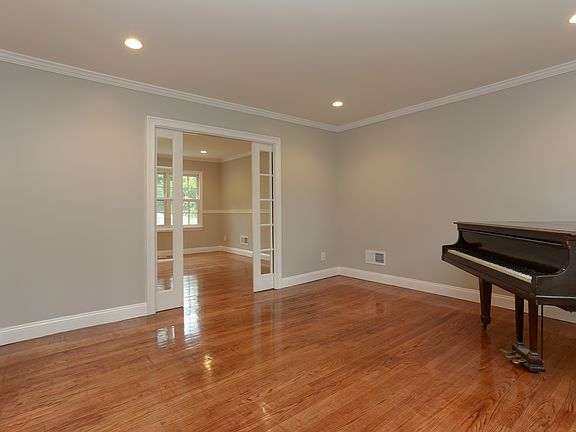 4th image of 711 Forest Ave