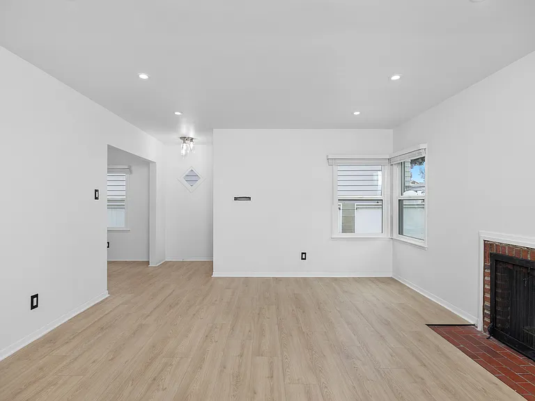 340 Avenue F — Photo 20