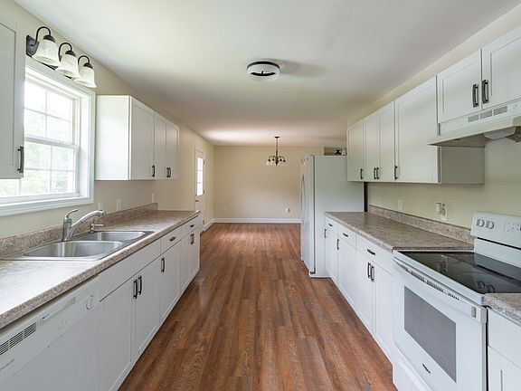4th image of 212 Darlene Dr