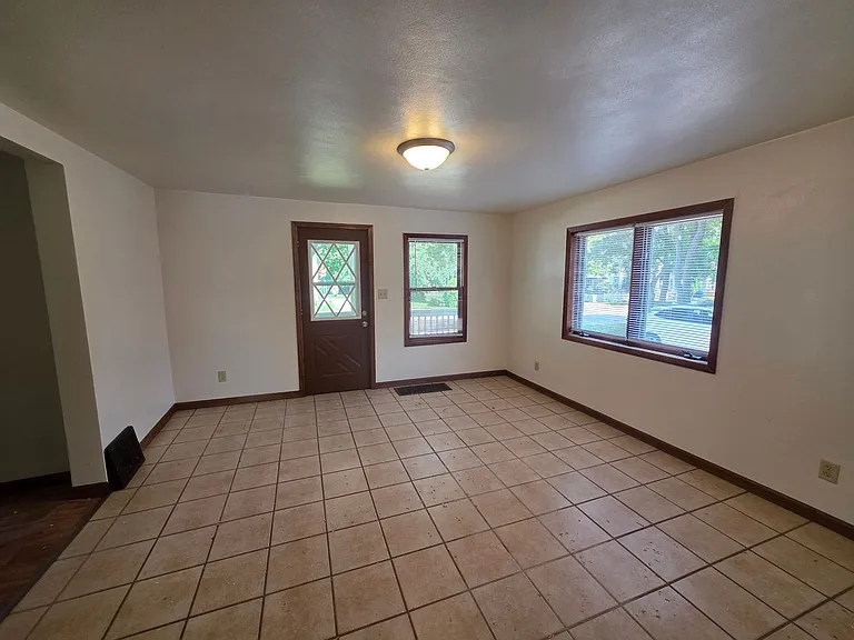 616 N State St — Photo 3