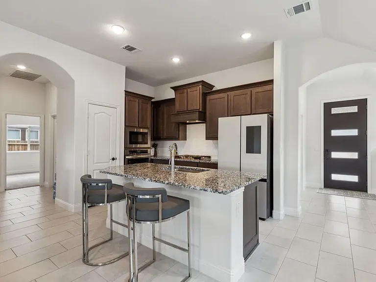1209 Alexander Dr — Photo 3