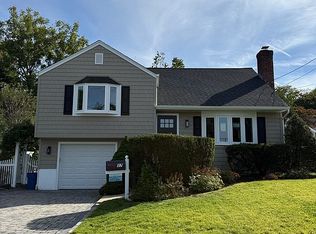 37 Prospect St, Glen Head, NY 11545