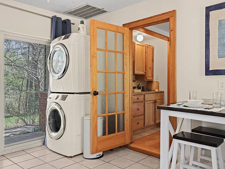 Washer / Dryer
Dining Table