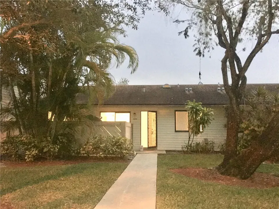 9806 NW 37th St