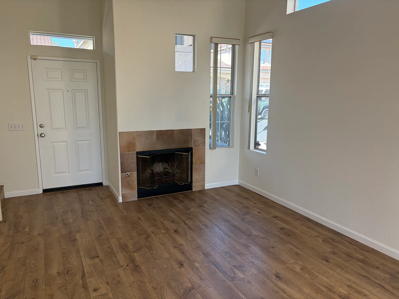 3 bed, 2.5 bath, 1259 sqft, $3,500 — Photo 3
