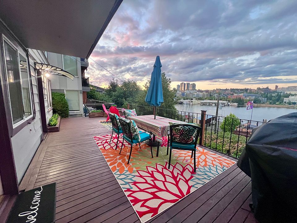 Welcome home to Portage Bay! University Bridge is to the left, UW Campus is straight across, Lake WA and Cascade Mountains to the right. Great place to relax and watch the boats go by!