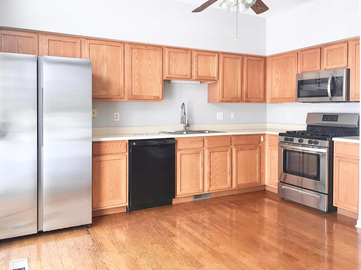 3 bed, 2.5 bath, 1678 sqft, $2,549 — Photo 3